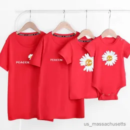 가족 일치 의상 새로운 가족 매칭 의상면 티셔츠 어린이 어머니 딸의 옷 아기 장난 꾸러기 부모-자녀 복장 데이지 패턴 티 r230810