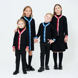 Kız Elbiseleri AP Stripe Cardigan Koleksiyonu Erkek Kızlar İki Ton V Boyun Aile Eşleşen Giysiler Teen Çocuk Moda Pamuk Set Set Üst Elbise 230809