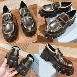 Monolith nyanserade borstade läder loafers 2de12 modern öre loafer chunky gummisula emaljerad metall triangel logotyp tillbehör airbrush effekt applicerad