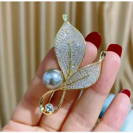 Pins Brooches Brass Copper Gold Plated Zircon Leaf Gray Pearl Brooch Corsage Suit Jacket Accessory Ladies Fashion Accessories Wholesale 230809