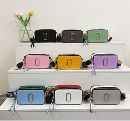 حقائب مصممة للنساء مارك نيوسيلة ألوان صغيرة مربعة.