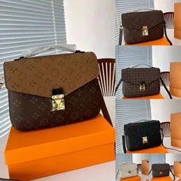 Designer torba klasyczna mężczyźni Messenger na ramię Crossbody Damie torebki literowe torebka metalowa portfel z pudełkiem