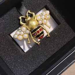 18K Altın Kaplama Broşlar Pimler Lüks Marka Tasarımcıları Camellia Çiçek Kristal Saplama Küpe Çember Moda Kadınlar Paslanmaz Çelik Broşlar Düğün Partisi Mücevherat