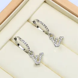 Luxusdesigner Ohrringe 18K Gold plattiert Briefe Stud Geometrisch berühmte Diamantohrringe Frauen heiraten Hochzeitsfeierschmuckzubehör
