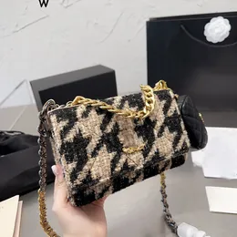 Designer Womens Shoulder Bag Classic Wool Tweed Clamshell Diamond Hardware Metal Buckle Crossbody Bag Shoulder Bag Luxury Tote Woc Coin Purse Makeup Bags 19cm