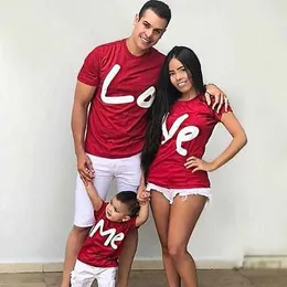 عائلة مطابقة الملابس 1pcs أحبني القمصان العائلية عيد الحب مطابقة ملابس الأم و Me Family Matching T-Shirt Love Me Teee Tops Outfits