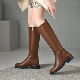 ブーツレザーナイト女性のための膝ハイサイドジップメタルバックル装飾贅沢デザイナー高級ローヒールレディーロング