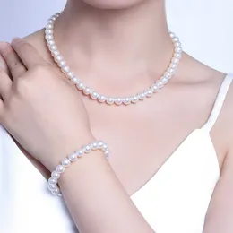 Designer Rovski Luxury Top smycken Tillbehör Temperament Fashion Simple Magnet Buckle Plastic Spheled Pearl Necklace Armband French Women's Ornament