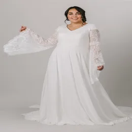 2021 plus storlek A-Line Boho Modest Wedding Dresses Long Bell Sleeves V Neck Simple Chiffon Informal Bridal Clowns Bride Gown Custom 183m