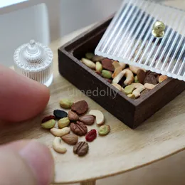 Docktillbehör söta handgjorda 1/6 skala miniatyr dockhusnöt mini cashews pekannötter låtsas spela mat för Blyth BJD -docktillbehör Toy 230812