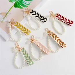 Keychains Lanyards Cute Leaf Pattern Wristlet Strap Keychain Fashion Pearl Pendant With Keyrings For Women Keys Phones Wallets Holder Charms