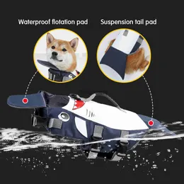 Pet Dog Waterproof Shark kształt kamizelki ratunkowej kamizelka bezpieczeństwa Surfing ubrania pływackie letnie wakacje poliester oddychający buldog HKD230812