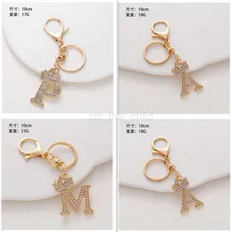 Keychains Lanyards 1PC Frauen Schlüsselkette 26 Englisches Alphabet Glitzer ausgehöhlten Anhänger Kreatives Bag Ornaments Accessoires Car Keyring Charms Charms