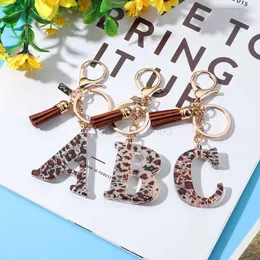 Keychains Lanyards Fashion Leopard Print Acrylic Letter Key Chain Men and Women Car Bag Pendant 26 English Alphabet Keyring Tassels Hanging Gifts