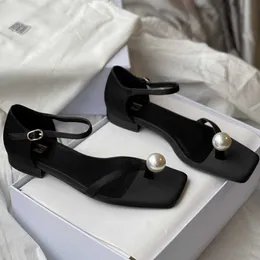 Toteme Designer Buty Sandals Buty Kobiety Pearl Flats Black Flat Acencowane elegancką sztuczną perłą przy paleniu bawełnianym Satynie i skórzanym paskiem kostki