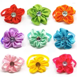 Hundkläder 30/50st Flower Bowties Pet Slips med strass bågar Ties Puppy Grooming Supplies Accessories