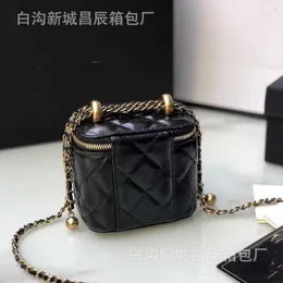 Designerväska 2024 Ny lansering tidigt på sommaren mode kvinnors xiangfeng lingge kedja singel axel crossbody handhållen låda liten fyrkant