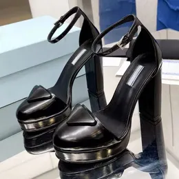 Треугольная украшение белая платформа коренастые каблуки сандалии на высоких каблуках патентные туфли Leathe Вечерние туфли 11 см. Женские дизайнеры