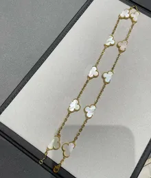 2023 V Materiale oro CANATTORE DI LUXICO 10PCS FLOORE Collana a sospensione con perle di guscio bianco in oro placcata