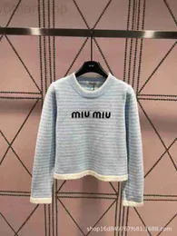 Kvinnors T-shirtdesigner 23 före hösten ny nischdesign pullover stickad ränder i par med jacquard brev för trendiga och mångsidiga tjejstil x7gk