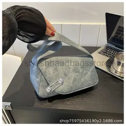 Axelväskor kvinnors väska 2023 Ny high end mode och västerländsk personlighet asymmetrisk en axel underarm kvinnors väska trendstylishhandbagsstore