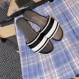 Designer sandali piatti di lusso da donna vescritori pannelli estivi in ​​spiaggia casual scarpe