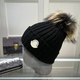 Luxurys tasarımcısı Beanie Örgü Şapka ile Yün Ball Winter Universal Strengy Güçlü Kaşmir Çok Molor Çok Rahat Gözden Geçiren Açık Örgü Şapka Sıcak Çok Molor Moda Yün Şapka İyi