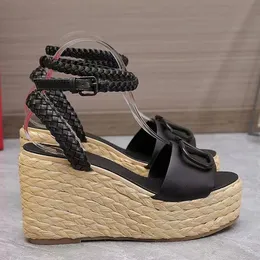 Sandálias de plataforma de cunha tecida São sandálias Genuínas de couro de tornozelo de fivetal decoração de fivela feminina Sapatos de soluções femininas Designer de luxo calçados planos calçados de fábrica