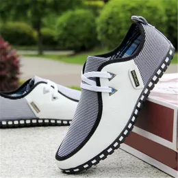 Klänningskor mode kör män lägenheter glid på loafers italienska andningsbara platt casual zapatillas hombre plus storlek 3946 230814