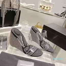 Designer -Style Slope Heel Rhinestone tofflor kvinnors höga klackar transparent film öppen tå sandaler