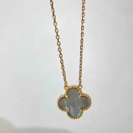 Designer Four-Leaf Clover Luxury Top smycken Tillbehör Kvinnor Cleef Golden Necklace Gray Fritillaria Lucky Grass Pendant 18K Rose Gold Plated Agate Collar Chain Chain