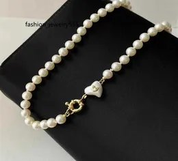 Chokers Słynny brytyjski projektant Pearl Naszyjnik Choker Letterv Wisiant Naszyjnik 18K Gold Slated 925 Srebrna biżuteria tytanowa na Wome2235771