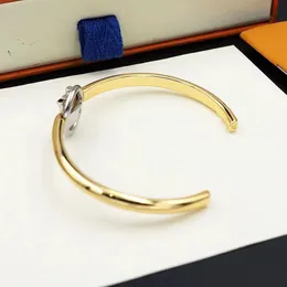 Classico marchio V Fashion Ring intermittente polsino aperto Bracciale di design in acciaio al titanio 316L di alta qualità per donna