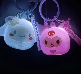 Iluminação de desenhos animados kuromi canela encastões de joias de joias de chaves de backpack de chave de anel de chaves de anel