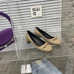 2023 Nuovo cravatta per cravatta per cravatta piccola in pelle piccole scarpe single tallone a metà tallone scarpe in pelle radice piccola