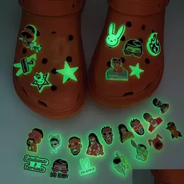 Schuhteilezubehör Custom Luminous Clogs Ornaments Designer PVC Weihnachtsschuhe Dekorative Drop -Lieferreihe zufällig