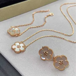 Designer Four-Leaf Clover Top Tillbehör Kvinnor Cleef High Edition Plum Blossom Necklace Earstuds Thick Plated 18K Rose Gold White Fritillaria ClaVicle Chain Chain