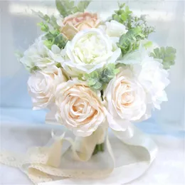 結婚式の花の花嫁を保持する人工花バラ象牙の白いブライダルブーケセレモニー提案