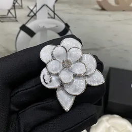 Marca Designer Carta Pinos de Prata Broches Mulheres Inlay Flor de Cristal Nunca Desaparecendo Suéter de Cobre de Latão Capa Fivela Broche Terno Pin Pano Acessórios Jewerlry