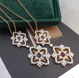 Neu gestaltete Mode Luxus Full Diamonds Halskette Vier Blatt Lucky Blume ausgehöhlten Ohrhöfen Stollen Designer Schmuck Ohr-999