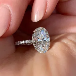 Anelli di banda Huitan Anello di dito ovale Brilliant CZ Stone Four Prong Impostazione classica Regalo per l'anniversario di matrimonio per moglie Girlfriend 230814