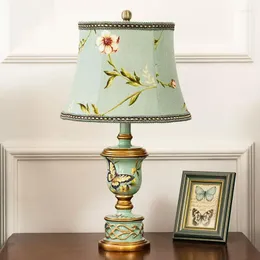 Настольные лампы американская лампа спальня спальня ретро творческая и теплая учебная смола ткань европейский стол