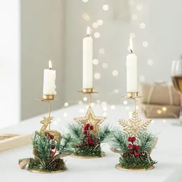 キャンドルホルダークリスマスティアライトスノーフレークペンタグラムエルクダイニングキャンデラブラスゴールデンフェスティバルテーマのテーブル装飾のテーマ