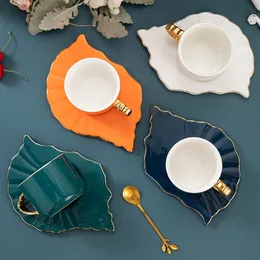 Tassen Nordic Creative Leaf Coffee Cup Tasse Set mit goldenen Rand kleine süße weiß orange grüne blaue Keramikbecher und Untertassen schöner Geschenk 230815