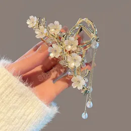 韓国の絶妙な真珠の花タッセルヘアクロークリップ