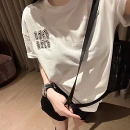 24SS MIUI Designer T Shirt Women Hot Drill Letters Musiled Mui Mui Tshirts Cotton Rece More Sleeves Soulding Summer Summer Myium Mium Cool Tops Collections 7810