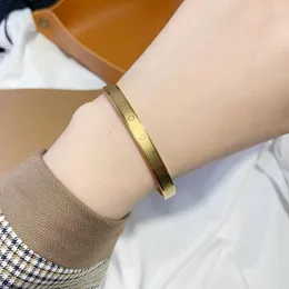 Bangle modetillbehör Enkla armband stängda smycken kvinnors guld bleknar inte temperament