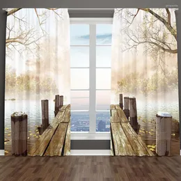 湖の上の古い木製の桟橋fall落した葉のある霧の森のあるカーテンの風景リビングルームの寝室の窓飾り