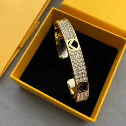 Бэндж высококачественный писем моды медные материалы не затухающие женские украшения простота широкий браслет 230814