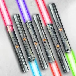 LED LUZ STASS LGT SABER NWE SABER DE LIGHTS CINZEIRO PESADO DUELING 13 RGB CORES MUDANÇAS FOC Bladed Tamanho 56 cm Cosplay Kids Toys Jedi Laser Sword Gifts 230814